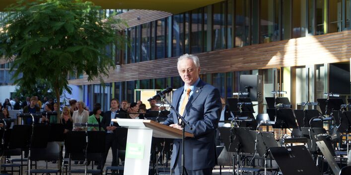 Oberbürgermeister Klemens Koschig auf der Bühne im Atrium des UBA in Dessau