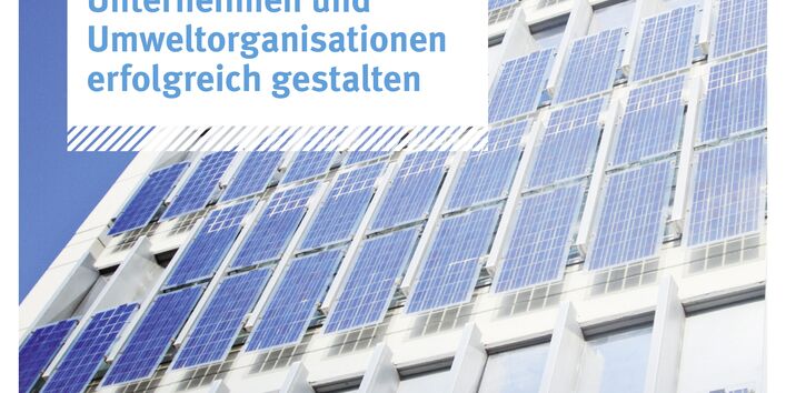 Häuserfront mit Solaranlagen