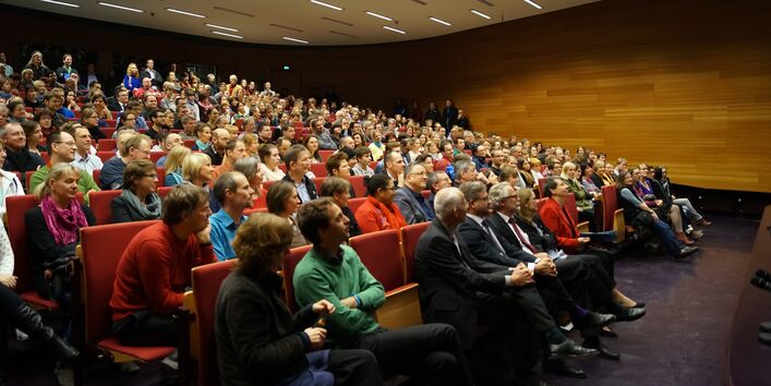 Der Hörsaal im UBA-Dessau ist sehr gut gefüllt.