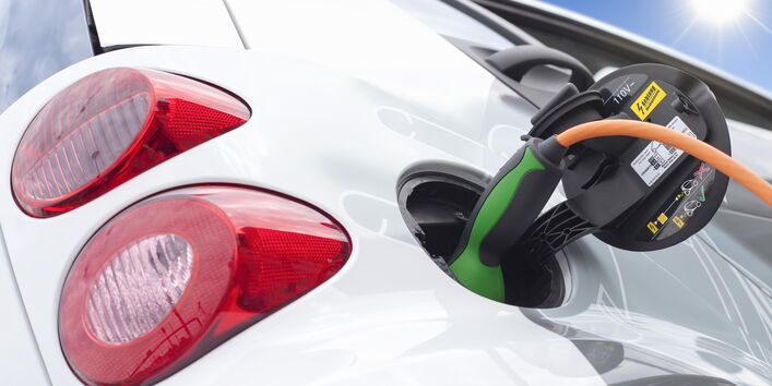 Ein Elektroauto wird an einer öffentlichen Tanksäule mit Strom aufgetankt