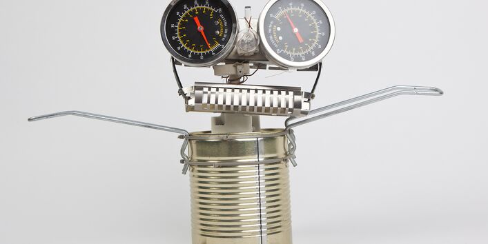 Spielzeugrobotor gebastelt aus Altmetall