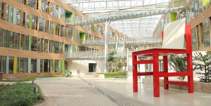 Der XXL-Stuhl von Breuer steht im Atrium des UBA in Dessau. Das Möbelobjekt hat die Maße 4,30 Meter hoch, 2,30 Meter breit und 2,50 Meter tief.