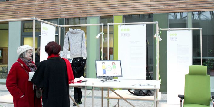 Zwei Frauen sehen sich die Wanderausstellung an, die im Atrium im UBA Dessau präsentiert wird.