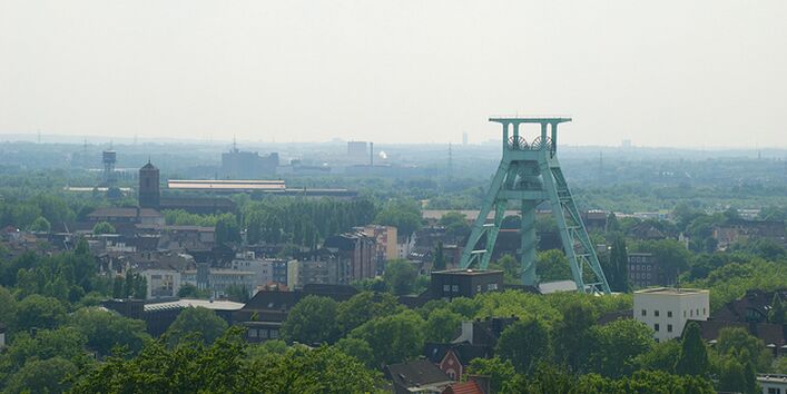 Luftaufnahme auf Bochum mit Blick auf den Kohle-Förderturm einer Zeche. 