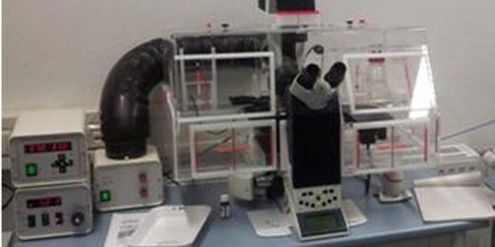 Größere Aparatur, in der Mitte ein Mikroskop