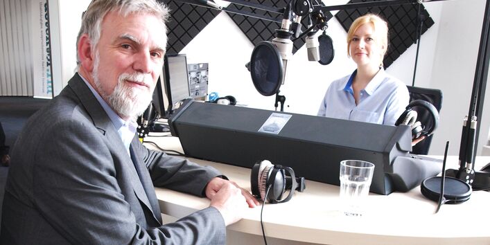 UBA-Präsident Jochen Flasbarth während eines Interviews bei einem Radiosender