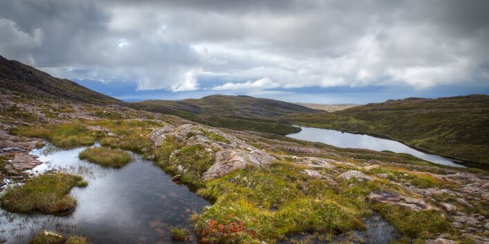 Moorlandschaft vor blauem Himmel