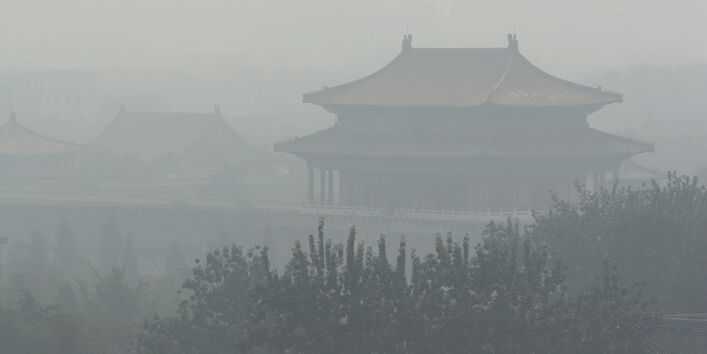 Gebäude der Verbotenen Stadt in Peking sind von Smog eingehüllt.