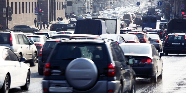 Dicht befahrene Straße in einer Stadt