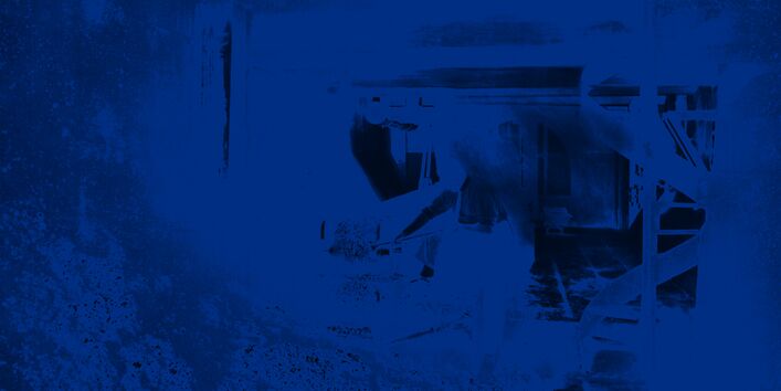 Die fertige Müllwolle wird mit einem Transportband weggeschafft.