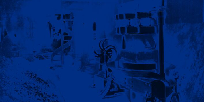 Presse: aus der Müllwolle werden Platten gepresst