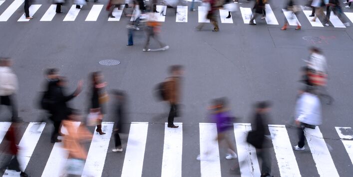 pedestrians are crossing a street on an cross-walk