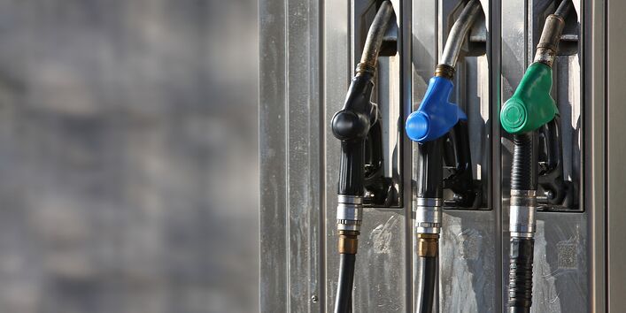 Zapfsäule einer Tankstelle mit drei Benzinzapfhähnen