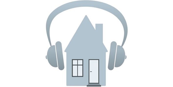 Haus hat Kopfhörer auf