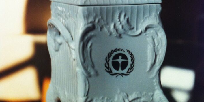 Zu seiner Verabschiedung erhielt von Lersner 1995 von seiner Belegschaft eine Tabakdose der KPM – stilgerecht verziert mit dem „Blauen Engel“.