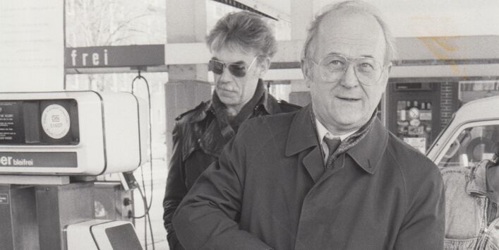 UBA-Präsident Heinrich von Lersner demonstriert 1988 an einer Tankstelle in Berlin-Tempelhof das Gaspendelverfahren zur Rückführung giftiger Benzoldämpfe.