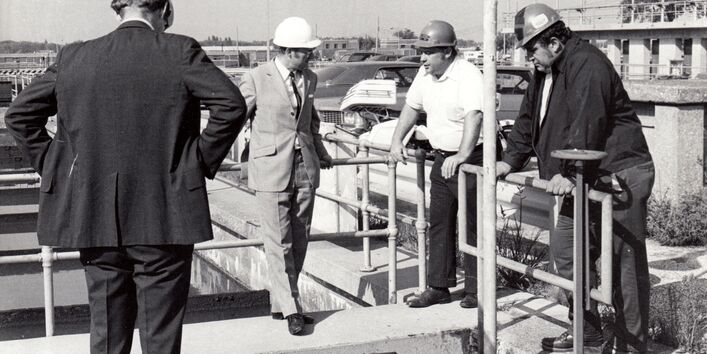 1974 reiste eine Delegation des UBA mit Präsident Heinrich von Lersner nach Chicago und besichtigte dort die seinerzeit größte Kläranlage der Welt.