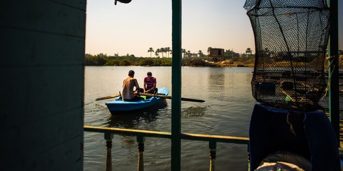 zwei Menschen in einem Boot auf dem Nil