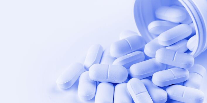 Tabletten werden aus Behältnis geschüttet