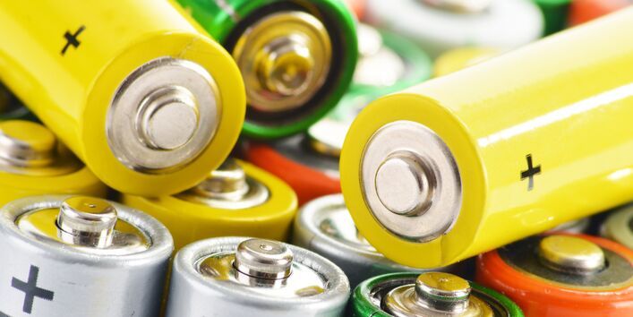 Gelbe, grüne und rote Batterien liegen durcheinander