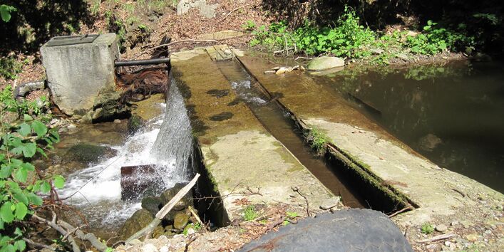 Alte Bacheinfassung in Rumänien aus Beton und alten Autoreifen
