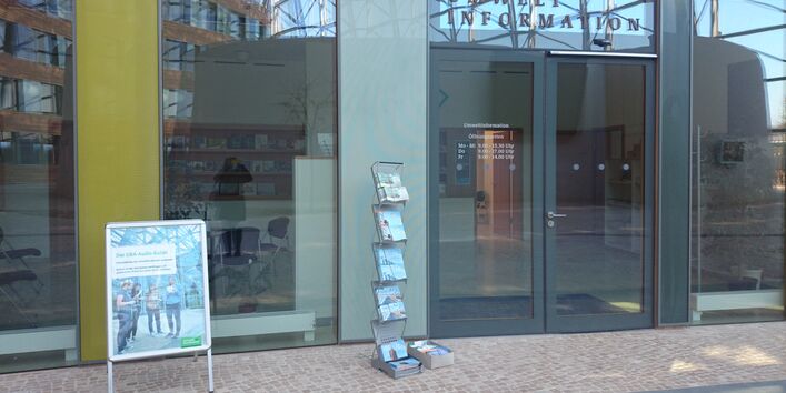 Blick auf Bürgerinformation und Bibliothek im UBA-Gebäude Dessau-Roßlau