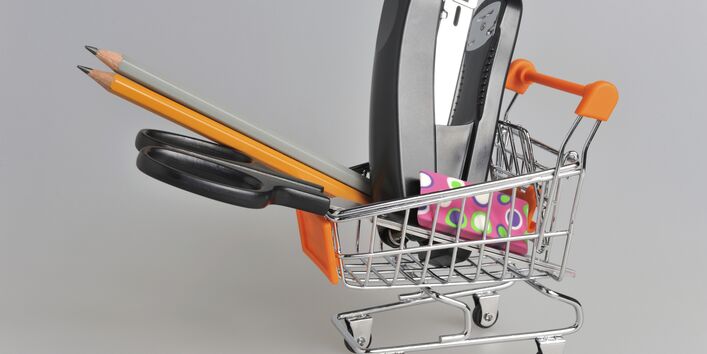 Einkaufswagen mit Büromaterial