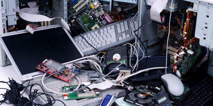 Laptop, Leiterplatten, Tastatur, PC, Maus, Handys liegen durcheinander