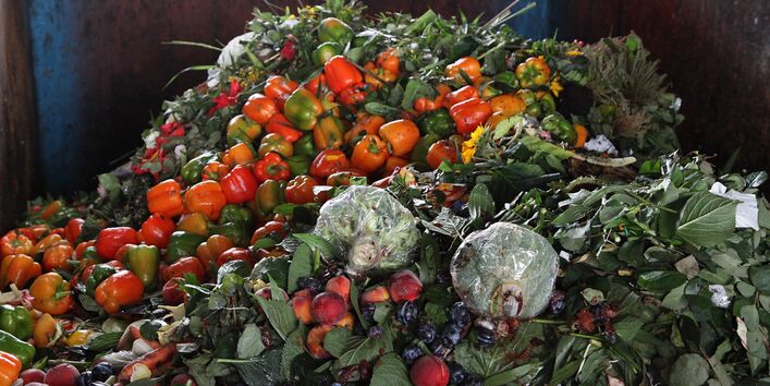 Obst- und Gemüseabfall auf einem Haufen
