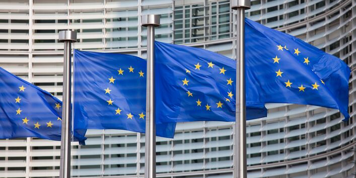 EU-Fahnen wehen im Wind