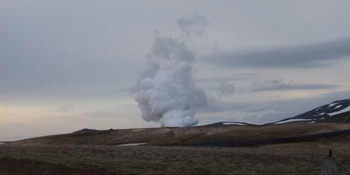 Wasserdampfwolke von Wärmekraftwerk in Isalnd