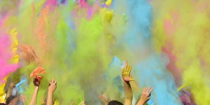 Menschen, die sich mit Farbpulver bewerfen