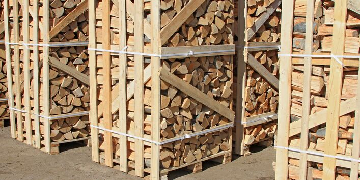 Aufgestapelte Holzscheite im Baumarkt