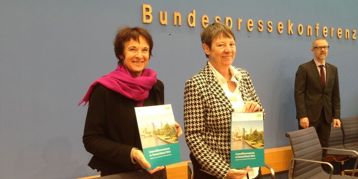 Barbara Hendricks and Maria Krautzberger present the Umweltbewusstsein 2014 study
