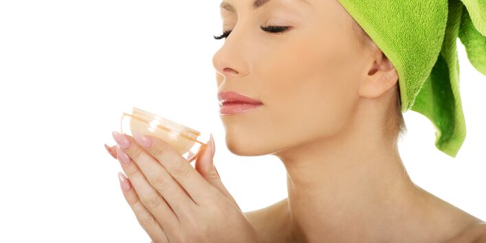 Frau mit Cremetöpfchen