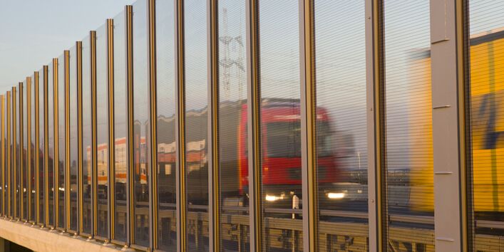 Lärmschutzwand an Autobahn