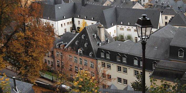 Alte Laterne, im Hintergrund die Stadt