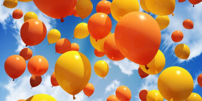 Gelbe und orange Luftballons