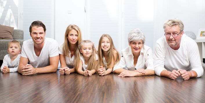 verschiedene Gererationen an einem Tisch