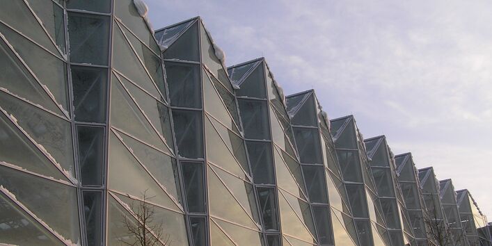 Glasfassade des Umweltbundesamtes im Schnee