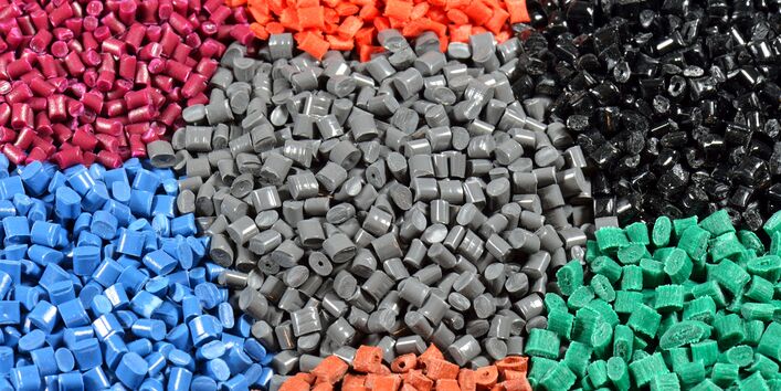 nach Farben sortiertes Plastikgranulat