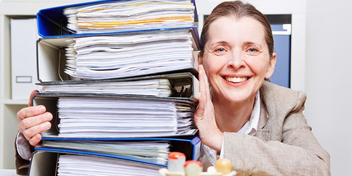 Frau mit Aktenstapel