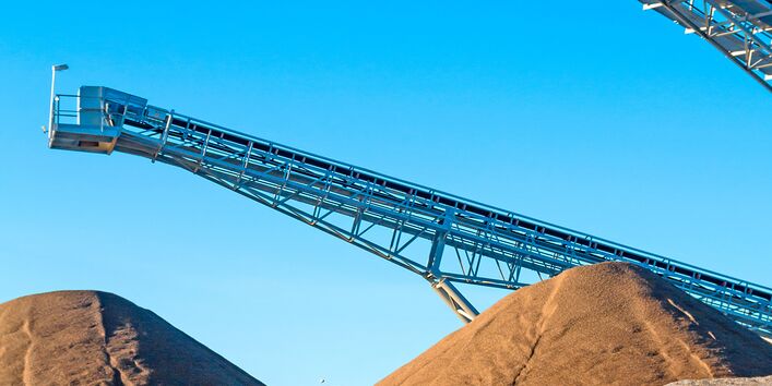 Drei Halden mit verschiednem Schüttgut und Förderbänder