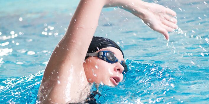 kraulende Frau mit Schwimmbecken