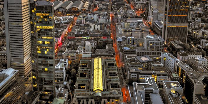 Stadtansicht in der Dämmerung