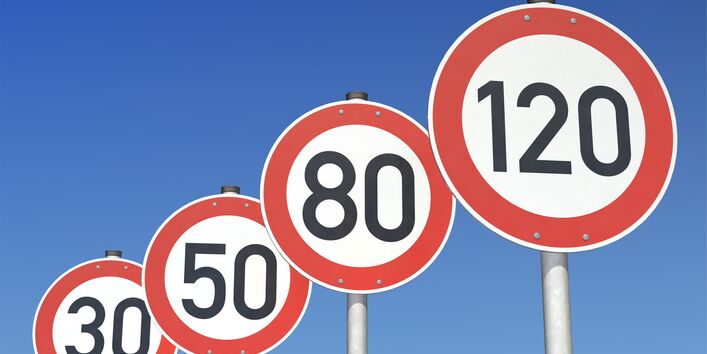 Schilder mit der Geschwindigkeitsangabe 120, 80, 50, 30