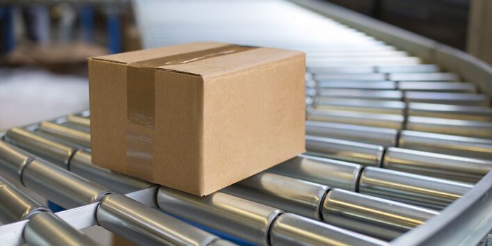 Pappkarton auf Rollband