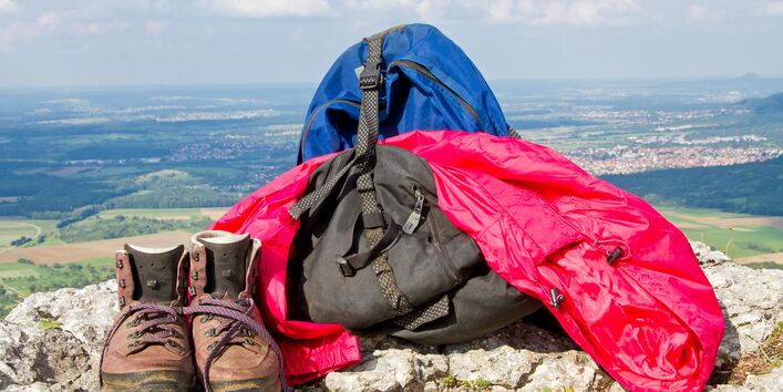 Wanderschuhe, Rucksack, Regencape