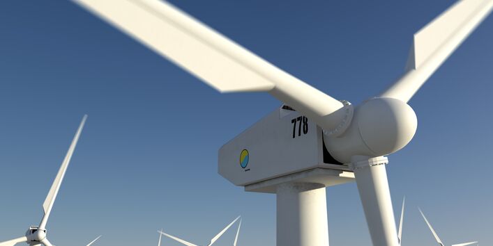 Generatorblock und Flügel einer Windkraftanlage im Vordergrund, mehrere Windkraftanlagen im Hintergrund