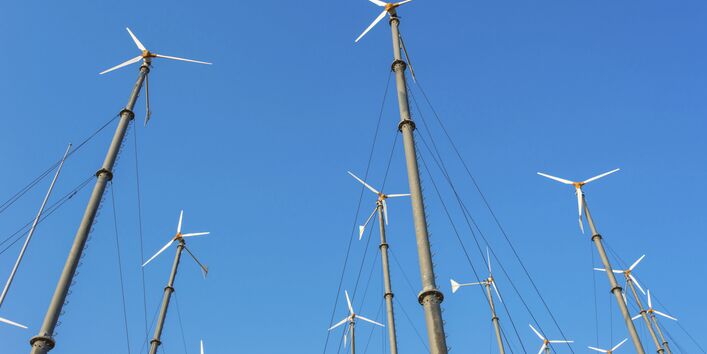 viele Windmühlen zur Energieerzeugung
